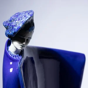 Statua Ninsun in azzurro con Tigre blu, figura della mitologia sumera.