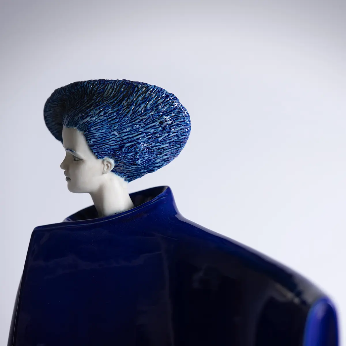 Statua di Ninsun in azzurro con la Tigre blu, figura mitologica sumera alta 55 cm.
