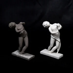 Statua in ceramica Nisa di Sibania raffigurante una danzatrice, disponibile nelle serie Pure e Raw, altezza 10 cm.