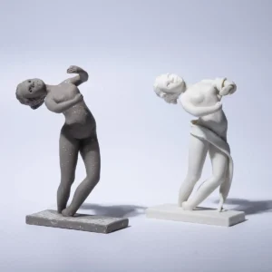 Statua in ceramica Nisa di Sibania raffigurante una danzatrice, disponibile nelle serie Pure e Raw. Altezza 10 cm.