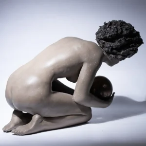 Statua di donna china in gres e metallo che regge sulla mano un globo.