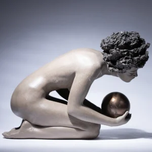 Scultura in gres e metallo raffigurante una donna china che regge un globo sulla mano.