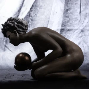 Scultura in gres e metallo con donna china che regge un globo sulla mano.