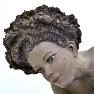 Statua in gres e metallo raffigurante una donna china che regge sulla mano un globo.