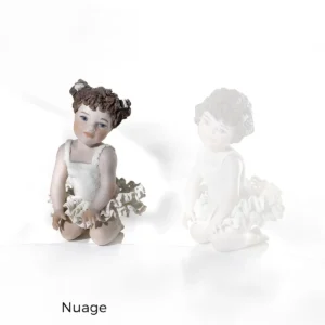 Statua in porcellana Nuage: bimba ballerina in ginocchio con tutù in pizzo e due codine con fiocchi bianchi.