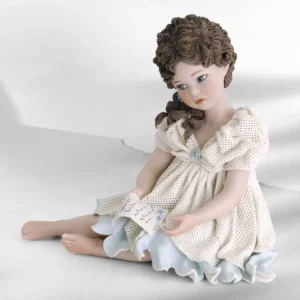 Statua in porcellana di ragazza seduta con abito bianco e azzurro, riccioli sulla spalla e una lettera in mano.