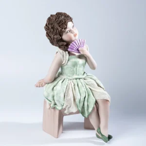 Statua in porcellana Olivia di Sibania con abito a corolla verde in tulle e fiori e ventaglio ametista.