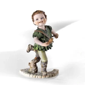 Statua in porcellana di Peter Pan in casacca verde bosco con flauto di bambù e spadino al fianco.