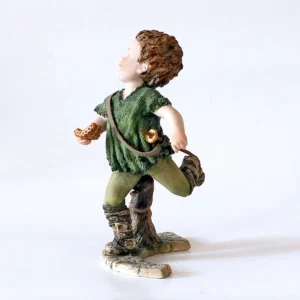 Statua in porcellana di Peter Pan con casacca verde bosco, flauto di bambù e spadino al fianco.