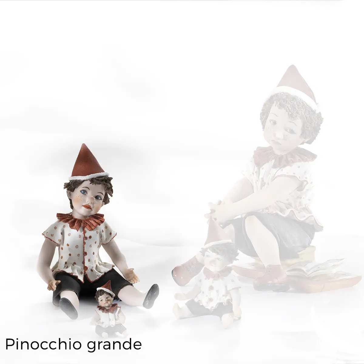 Statua in porcellana di Pinocchio seduto, con casacca a pois rossi, colletto arricciato e cappello a punta rosso.