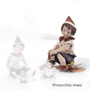 Statua in porcellana di Pinocchio Maxi seduto su uno scalino giallo, con casacca a pois rossi e cappello a barchetta.