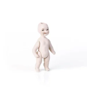 Bambolina in porcellana biscuit raffigurante un piccolo Pinocchio con linguetta di fuori e naso lungo.