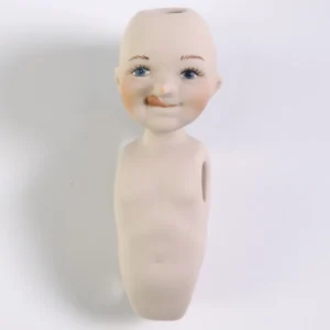 Bambolina in porcellana biscuit raffigurante Pinocchio birichino con linguetta di fuori e naso lungo.
