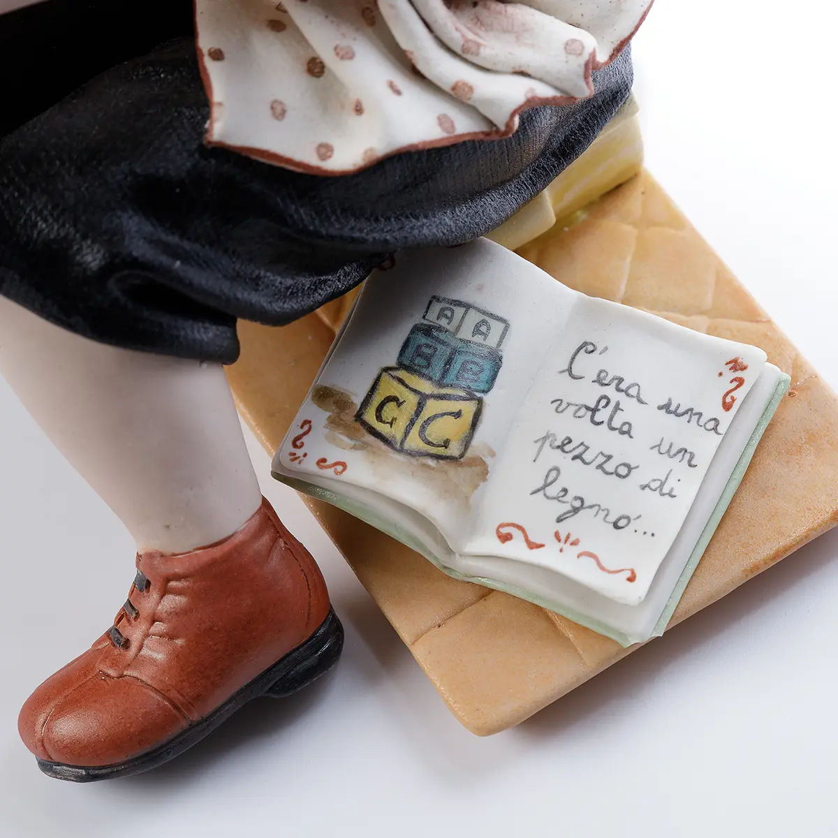 Dettaglio della statua in porcellana di Pinocchio Maxi.