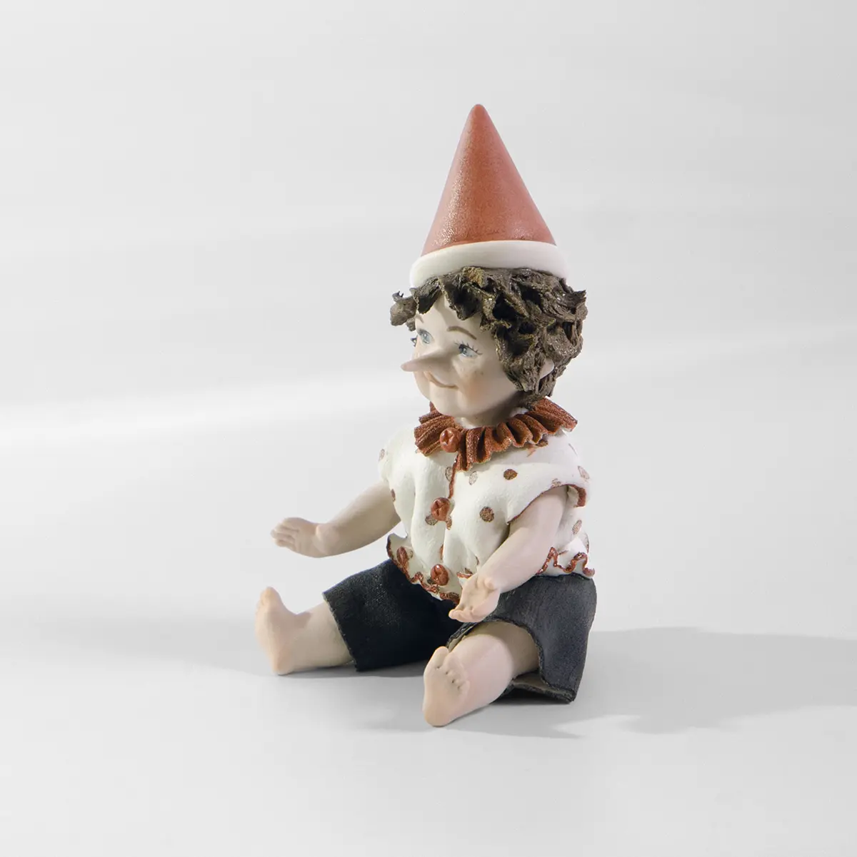 Piccolo Pinocchio in porcellana.