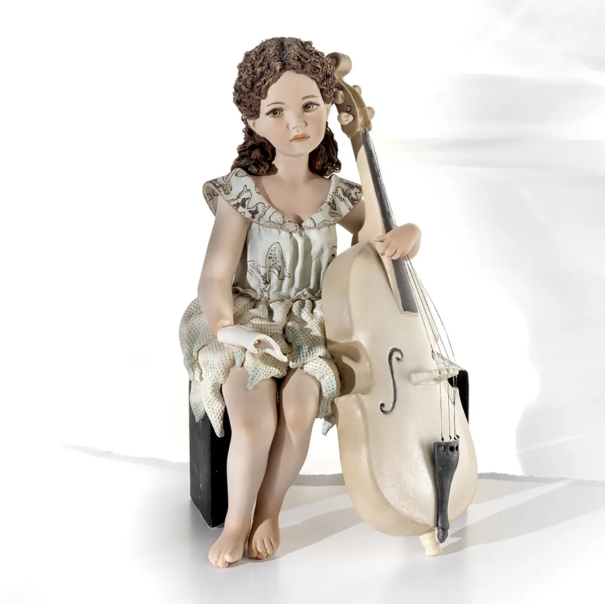 Statua in porcellana di ragazza con violoncello, abito verde ghiaccio in tulle e spartito in mano.