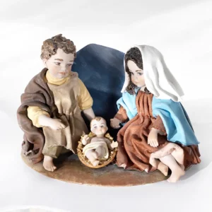 Presepe in porcellana con la Sacra Famiglia: San Giuseppe, la Madonna e il Bambin Gesù su una base stilizzata.