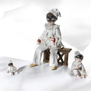 Statue in porcellana Sibania raffiguranti Pulcinella in varie dimensioni con abito bianco e maschera nera.