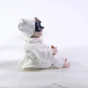 Statue in porcellana di Pulcinella in tre dimensioni con abito bianco, maschera nera e cornetto rosso portafortuna.