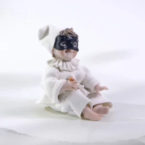 Statue in porcellana raffiguranti Pulcinella in tre dimensioni con abito bianco, cappello a punta e maschera nera.