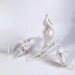 Statua in porcellana bianca Clizia della serie Pure di Sibania, avvolta da un nastro a trame fini in posa di danza.