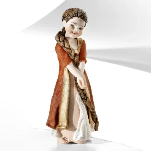 Statua in porcellana di Raperonzolo con abito rosa, giacca rossa con bordi dorati e treccia di capelli su una spalla.