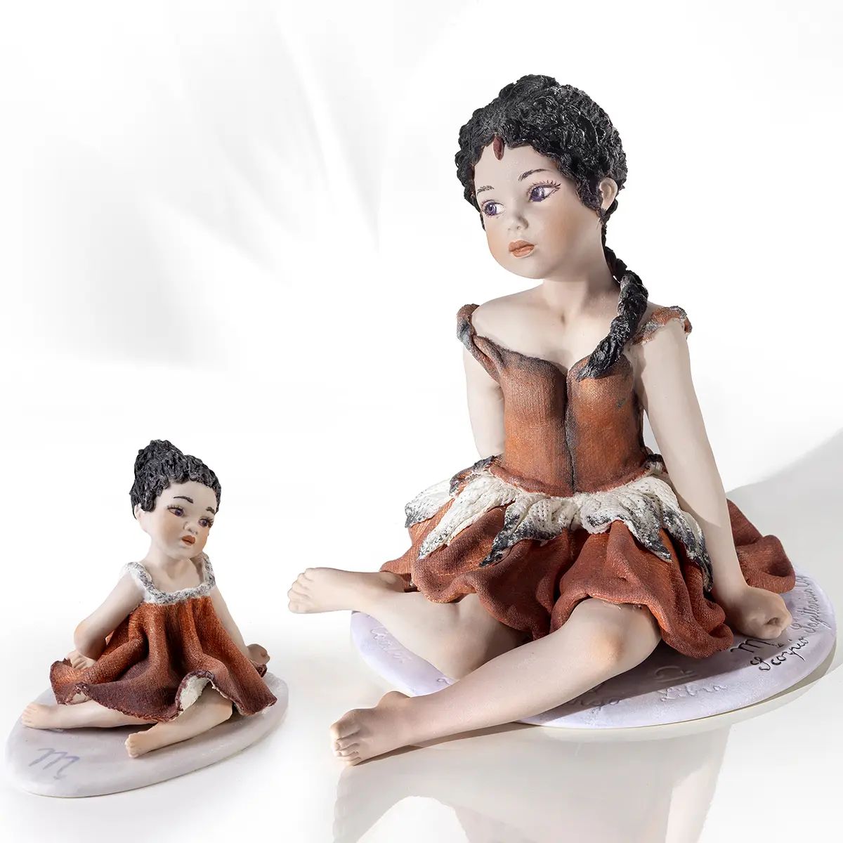 Statue in porcellana dello Scorpione e mini Scorpione Sibania con abiti rosso scuro e nero e dettagli in tulle.