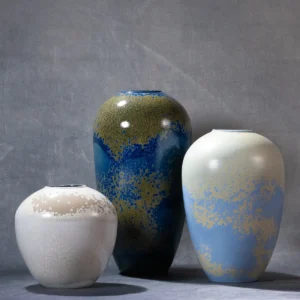 Vaso potiche Seiun dalle linee minimali con smalto decorato a cristalli.
