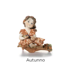 Statua in porcellana dell'Autunno con abito rosso e arancione e grappolo d'uva viola.