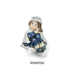 Statua in porcellana dell'Inverno con manto di lana bianca, abito a fiori blu e berretto azzurro seduta sulla neve.