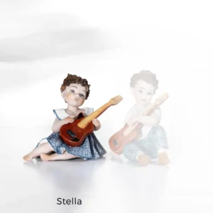 Statua in porcellana Stella, piccola chitarrista con grazioso abitino blu.