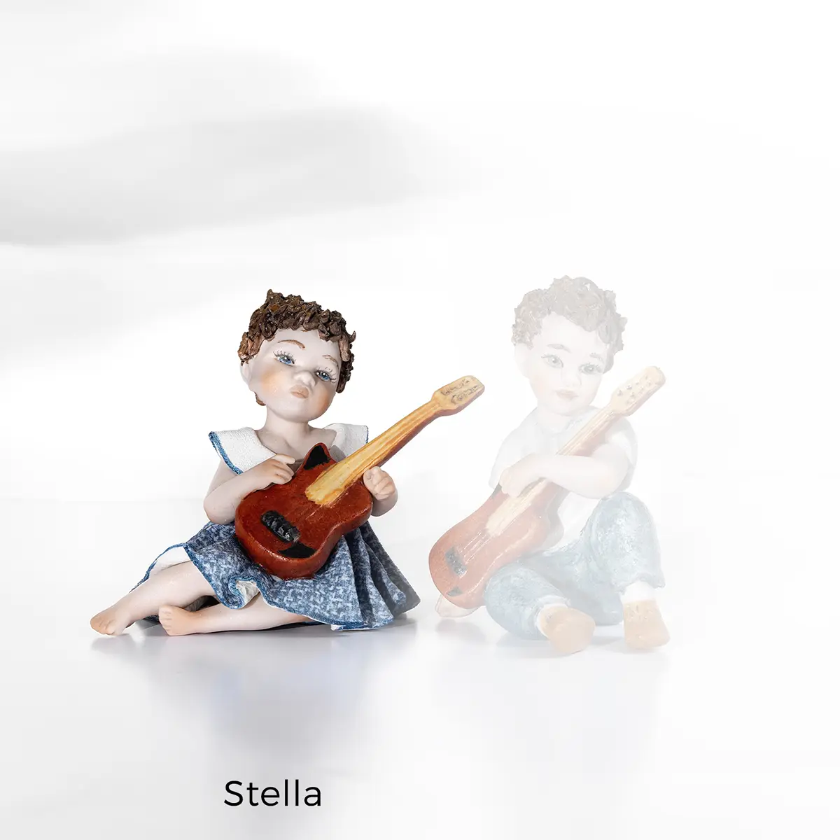 Statua in porcellana Stella, piccola chitarrista con grazioso abitino blu.