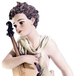 Statua in porcellana di donna seduta su panca nera con abito verde pastello, sciarpa in tulle bianco e violoncello.