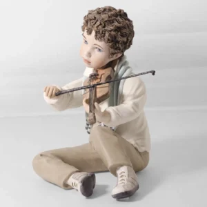 Statua in porcellana Tamino che suona un violino con camicia azzurrina, pantaloni marroni e sciarpa azzurra.