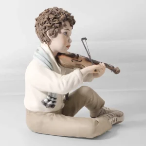 Statua in porcellana Tamino, ragazzo con camicia azzurrina, pantaloni marroni e sciarpa azzurra.