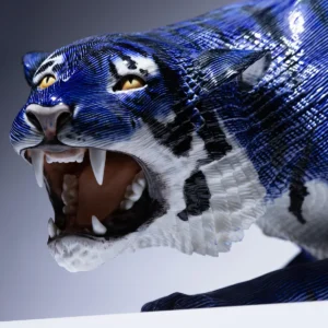 Statua in porcellana della Tigre azzurra con intreccio geometrico di ciuffi triangolari e rette parallele.