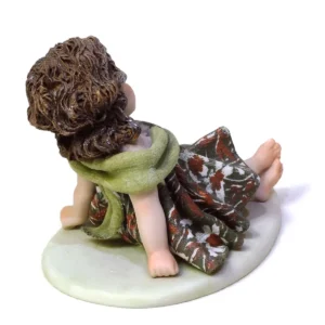 Statua in porcellana del mini Toro di Sibania con abito verde fiorito, occhi verdi e base verde.