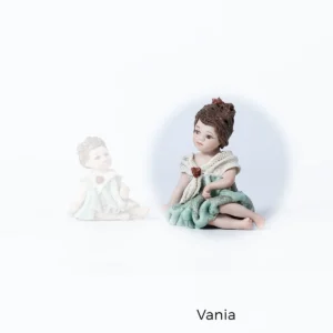 Statua in porcellana Vania, bimba in abito verde menta con fiore rosso sul bavero in tulle e alto chignon con fiocco.