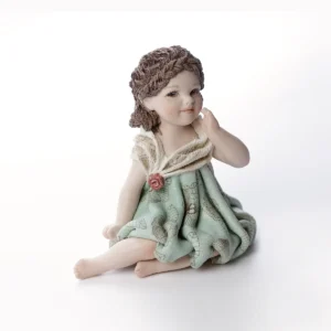 Statua in porcellana Valeria, bimba in abito verde menta con bavero in tulle, fiore rosso e treccia sulla fronte.