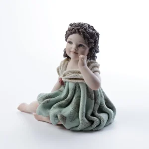 Statua in porcellana Valeria, bimba in abito verde menta con fiorellino rosso sul bavero in tulle e treccia sulla fronte.