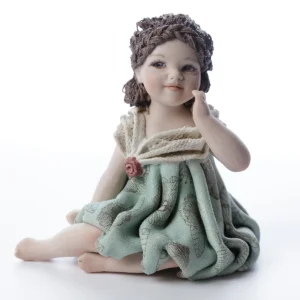 Statua in porcellana Valeria, bimba in abito verde menta con bavero in tulle, fiore rosso e treccia sulla fronte.