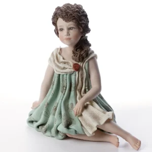 Statua in porcellana Virginia con abito verde menta a palloncino, dettaglio in tulle e fiore rosso carminio.