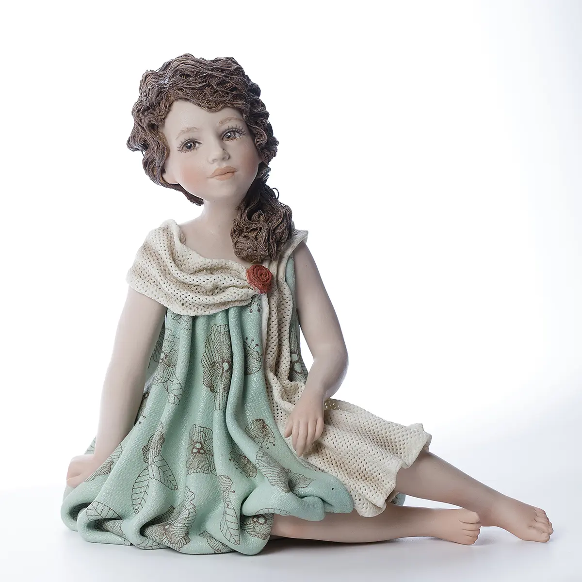 Statua in porcellana di ragazza in abito verde menta a palloncino con dettagli in tulle e fiore rosso carminio.