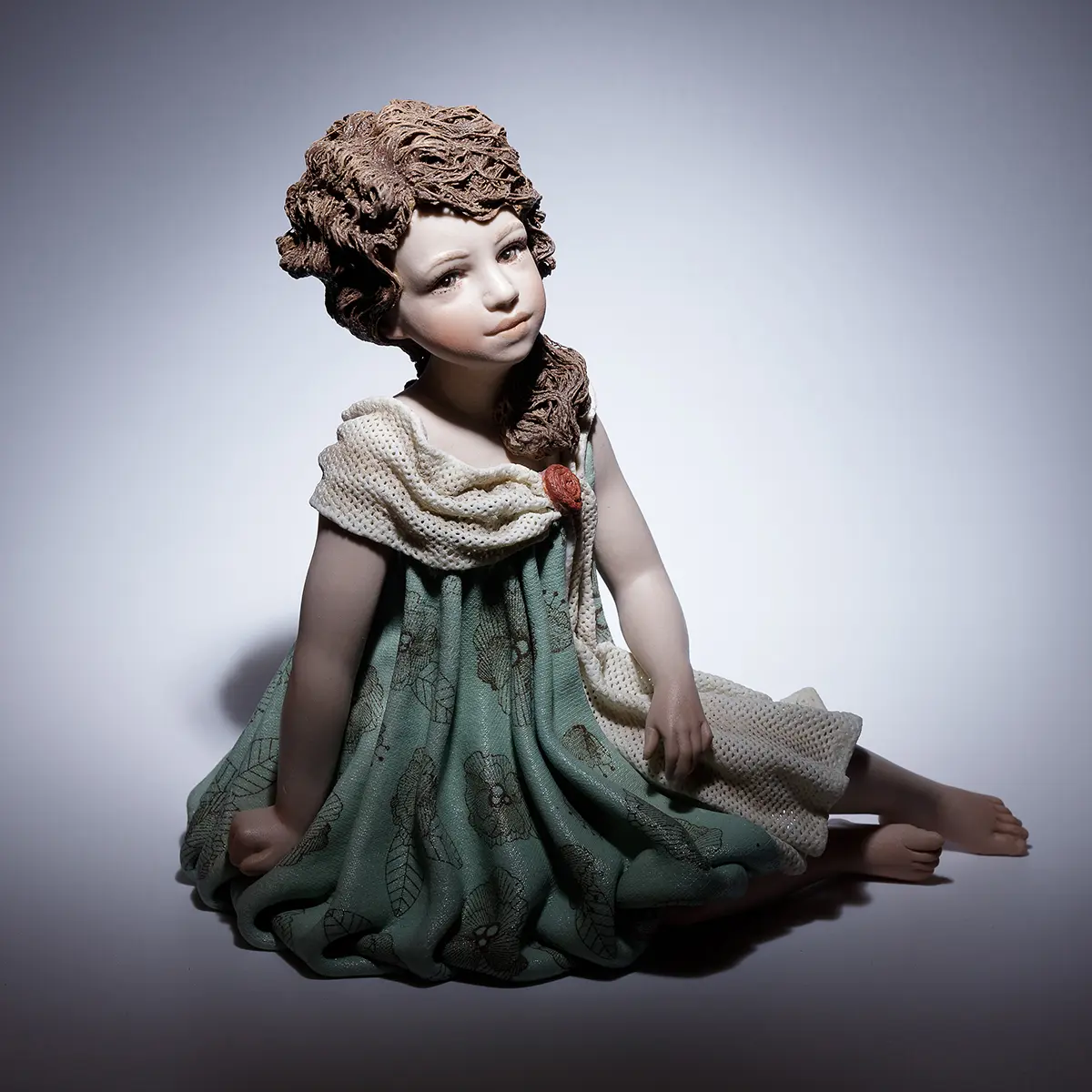 Statua in porcellana di ragazza in abito verde menta con gonna a palloncino, tulle e fiore rosso carminio.