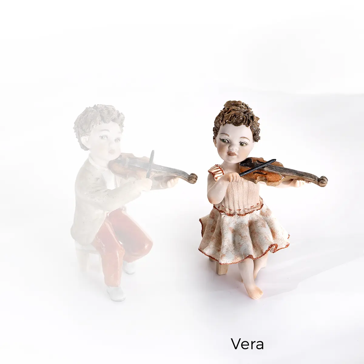 Statua in porcellana di Vera, piccola violinista in completino rosa con archetto.