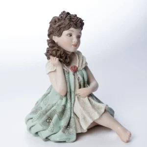 Statua in porcellana Viviana con abito verde menta a palloncino, dettagli in tulle e fiore rosso carminio.