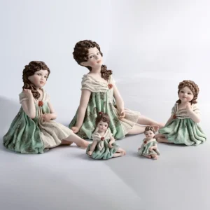 Statua in porcellana Valeria: bimba con abito verde menta, fiore rosso sul bavero in tulle e treccia sulla fronte.