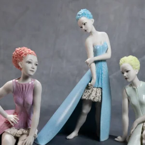 Figure in porcellana Sibania con abiti decorati da smalti cristallini bianchi effetto neve.