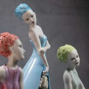 Figure in porcellana Sibania della serie Yuki con abiti decorati in smalti cristallini bianchi.