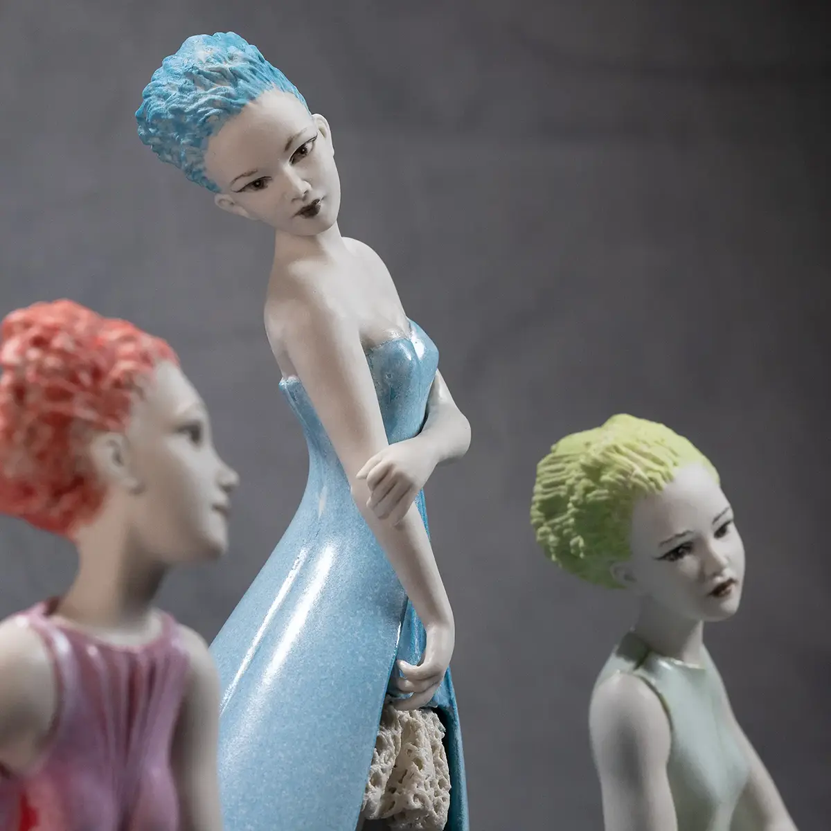 Figure in porcellana Sibania della serie Yuki con abiti decorati in smalti cristallini bianchi.